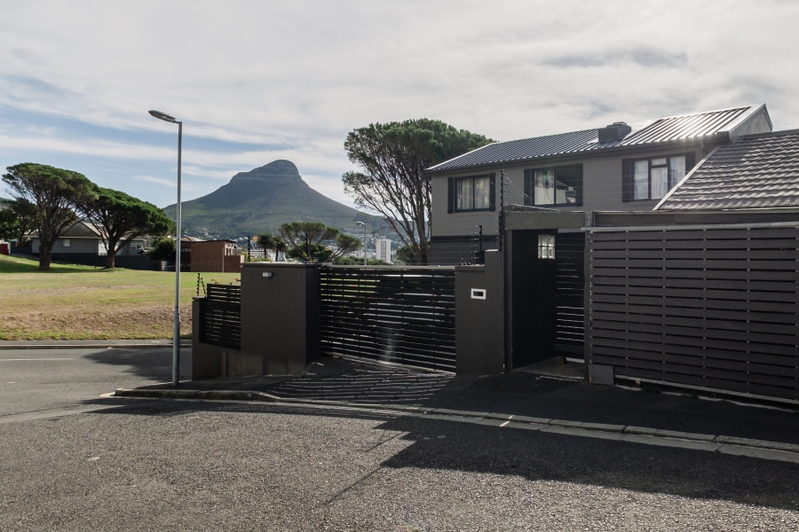 6 Bedroom Property for Sale in Vredehoek Western Cape